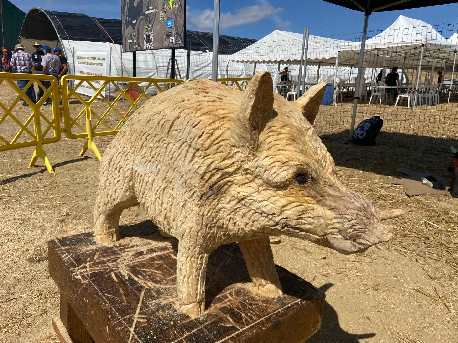 Mikel Lasartek basurdea egin du Treviñoko ehiztarien festan