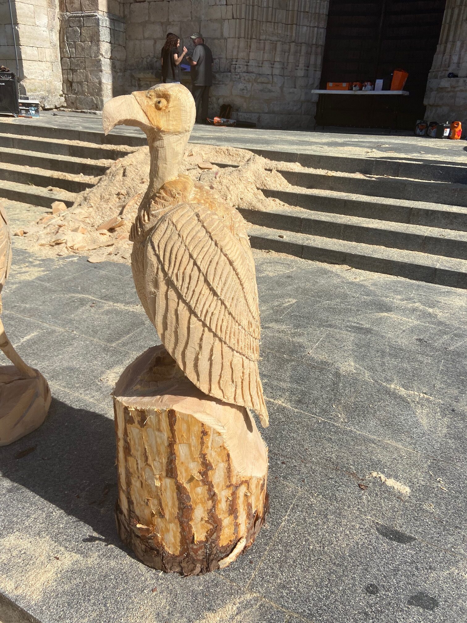 Mikel Lasarte realiza un buitre en el Concurso de Talla con Motosierra de Agurain