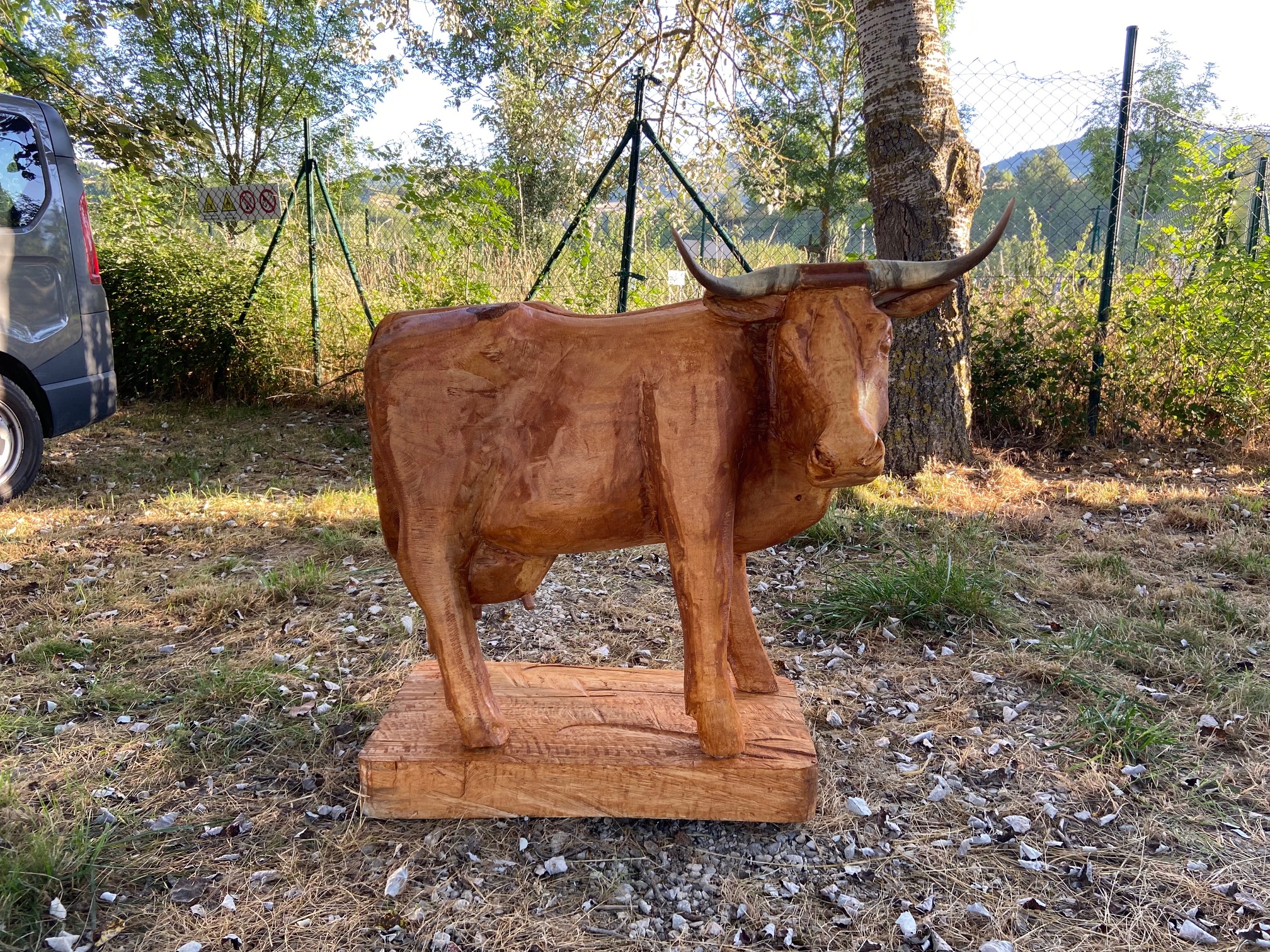 Vaca tallada a motosierra para el Consorcio Turístico de Tierras de Iranzu